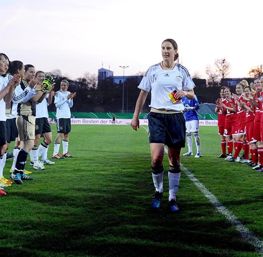 
                                    
                                    
                                    2011 yılında Frankfurt formasıyla kariyerine nokta koyan Prinz, yeşil sahalardan fazlasıyla uzaklaşmak istemedi.
                                
                                
                                