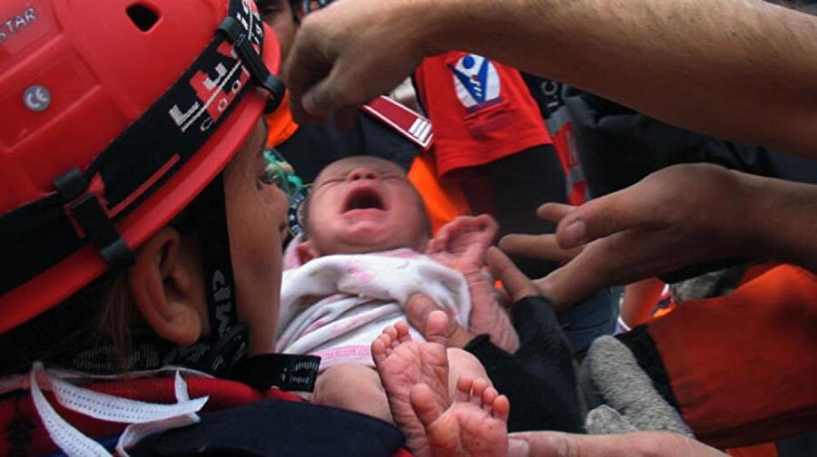 14 aylık Azra bebek ve annesi, depremden 48 saat sonra göçükten sağ olarak kurtarıldı.

                                    
                                    
                                
                                