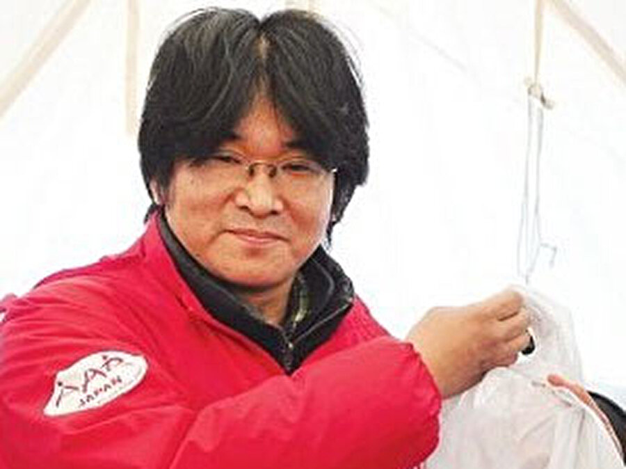 Arama kurtarma çalışmalarına gönüllü olarak katılan Japon yardım gönüllüsü Atsushi Miyazaki, Bayram Otel'in enkazından 13 saat sonra çıkartıldı, fakat kurtarılamadı.

                                    
                                    
                                
                                