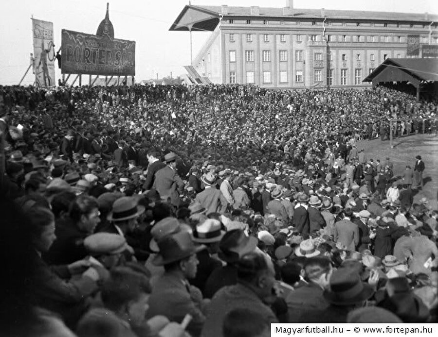 Ekim 1956’da Budapeşte Üniversitesi öğrencileri meydanlara akın etti

                                    
                                    23 Ekim 1956 günü Macar gençliği, Budapeşte'de bir gösteri düzenlemiş; sayısı giderek artan kalabalıkla beraber gösteri yaklaşık 100 bin kişinin katıldığı bir ulusal bağımsızlık ve demokrasi çağrısına dönüşmüştür. Macarlar Bem Meydanı’nda özgürlük için yürüdü ve Stalin’in devasa heykeli yıktı.Sovyet etkisindeki Macar Hükümeti gösterinin derhal son bulmasını ve kalabalığın dağılmasını istemiş olsa da kalabalık direnmiş ve gösteriyi dağıtmak için gönderilen askerler Macar Direnişçiler tarafından geri püskürtülmüştür.Olaylar daha da büyüyünce Komünist parti temsilcileri Sovyet işgal güçlerinden yardım istemişlerdir. Macar direnişçiler Sovyet güçlerini de geri püskürtmeyi başarmıştır.
                                
                                