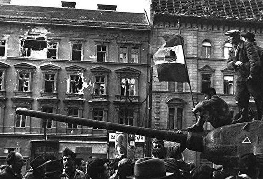 Batılı büyük devletler Macar milletini yalnız bırakmışlardı

                                    
                                    1944 Yalta Konferansı'nda belirlenen statükonun bozulmasını istemeyen Batılı büyük devletler Macar milletini yalnız bırakmışlardır. 
                                
                                