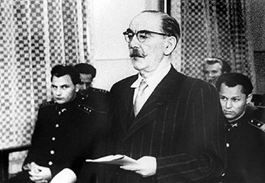 Başbakan Nagy,  ülkesini Varşova Paktı’ndan çıkardı

                                    
                                    SSCB çok geçmeden Macaristan’ı işgal kararı aldı ve Brejnev Doktrini’nin temeli sayılan “30 Ekim Deklarasyonu” yayınladı. 30 Ekim Deklarasyonu’nun ertesi günü Sovyet orduları Budapeşte’yi kuşattı,Başbakan Nagy, Sovyet işgaline Varşova Paktı’ndan ülkesini çıkararak karşılık verdi.Nagy, BM’ye ve diğer ülkelere çağrıda bulundu ve yardım istese de bir sonuç alamadı. 
                                
                                