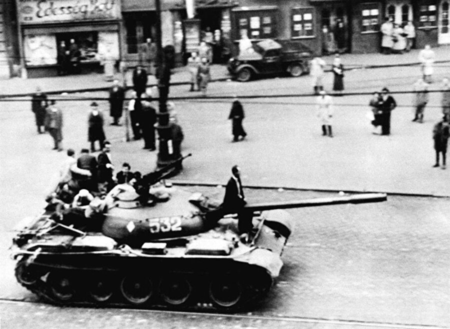 Sovyet ordusu demokratik hükümeti devirip kendi sistemini yeniden tesis etti

                                    
                                    Sovyet ordusu Budapeşte'ye girdi; demokratik hükümeti devirip kendi sistemini yeniden tesis etti. Aralarında demokratik hükümetin başbakanı Imre Nagy'nin de yer aldığı 300'ün üzerindeki ihtilalci idam edilmiş; 22 bin kişi hapis yatmış; 12 bin kişi gözaltına alınmış; 200 bine yakın kişi ülkeyi terk etmek zorunda kalmıştır. 
                                
                                