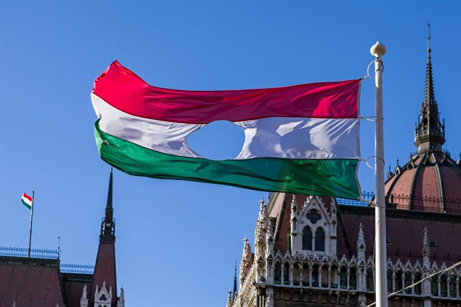 Macaristan 1989'da bağımsız oldu

                                    
                                    Macaristan'da komünist rejim 1989 senesinde yine bir 23 Ekim günü sona ermiş; bağımsız bir devlet kurulmuştur. Kardeş Macar milleti bugünü bir millî gün ve Silahlı Kuvvetler Günü olarak kutlamaktadır.
                                
                                