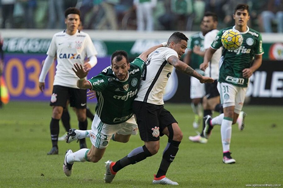 Corinthians-Palmeiras
Yine Brezilya ve yine aile içi bir ayrılık… Sao Paulo şehrinin Corinthians Takımı ikiye bölününce, ayrılıkçı grup Palmeiras’ı kurar ve ezeli rekabet başlar...