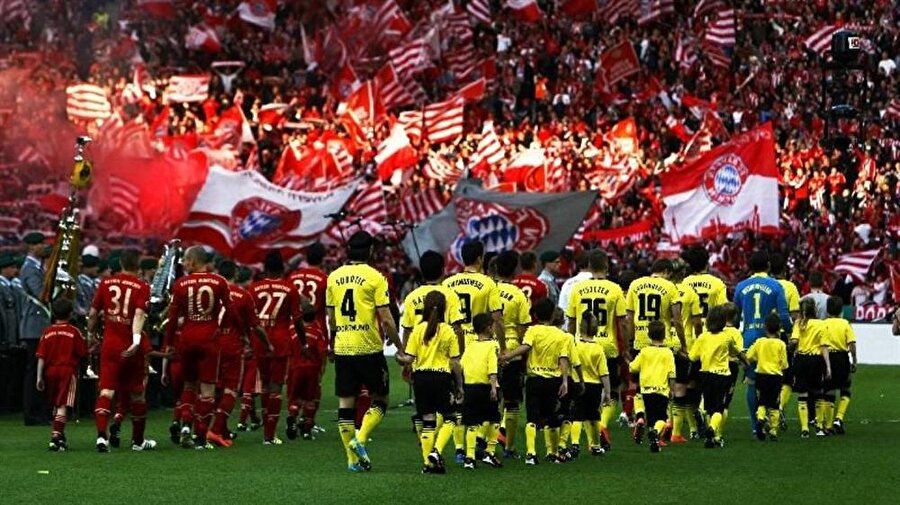 "Der Klassiker” Borussia Dortmund-Bayern München
Almanların ‘El Clasico’ olarak adlandırdığı bu derbinin toplumsal bir alt yapısı yoktur. Mücadelenin kızışyığı yıllar 90’lardır ve tamamen sportif başarıya endeksli bir rekabettir.