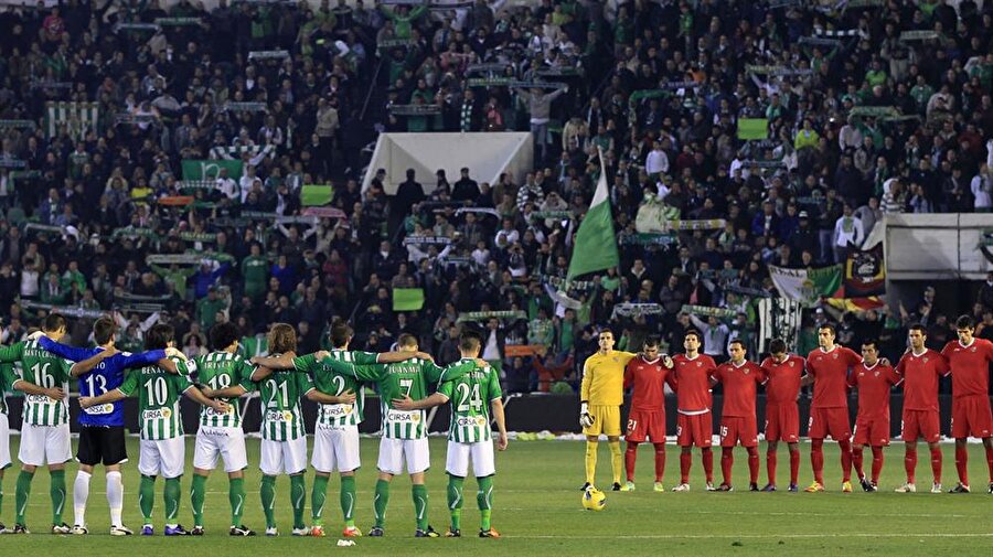 “Derbi Sevillano” Sevilla-Real Betis
İspanya’nın Endülüs Bölgesi’nin Seville şehrinde önce Sevilla takımı kurulur. Ardından 1907 yılında bir ayrışma sonucu şehrin ikinci takımı ‘Sevilla Balompie’ kurulur, aynı sene Sevilla’dan kopan bir başka grup Betis takımını kurar ve bu iki takım kralın desteğiyle birleşerek Real Betis ismini alırlar. Rekabet 1915 yılında başlar ve o dönemden bugüne İspanya’nın en çoşkulu derbilerinden biridir.