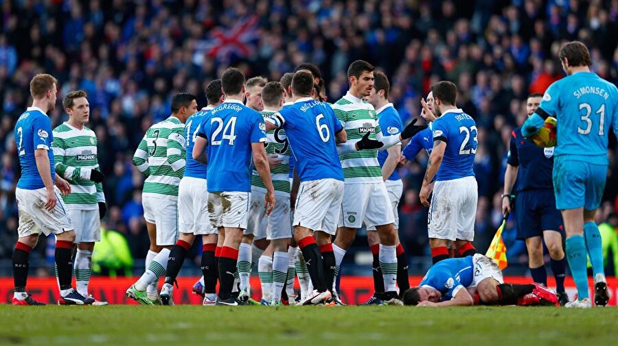 ”Old Firm Derby” Glascow Rangers-Celtic
İskoçya’daki Glascow kentinin bu büyük derbisi, etnik temellere dayanıyor. Rangers Protestanların, Celtic ise Katolik İrlandalıların takımıdır. İki kulüp arasındaki mücadele dinsel, siyasal ve sosyal açıdan ayrımlara sebep olduğu için sıradan bir futbol mücadelesinden çok fazla anlam ifade ediyor.