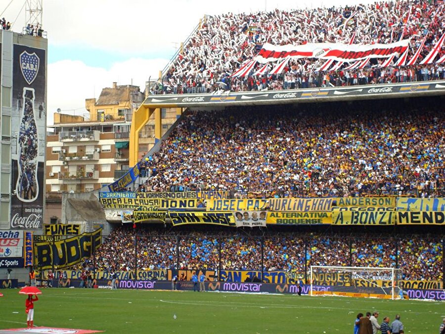 ”Superclasico” River Plate-Boca Juniors
Buenos Aires’in iki işçi takımı olan River Plate ve Boca Juniors arasındaki mücadeledir. İlk başlarda iki takımda şehrin rıhtım bölgesi olan La Boca’nın takımıdır. Daha sonra River, zenginlerin muhiti Nunez’e taşınır ve iki sınıf arasındaki ezeli rekabet 1925’te başlar. Superclasico arasındaki müthiş rekabet bugün bile tüm vahşiliği ile sürmektedir.