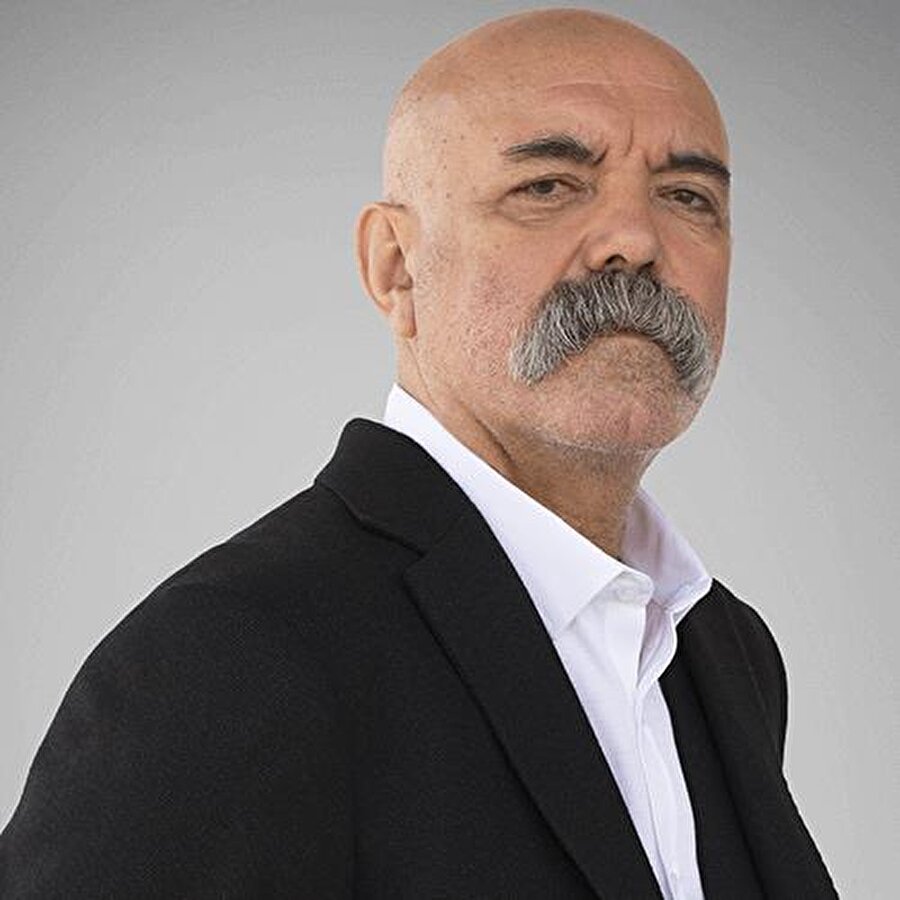 İdris Koçovalı: Ailenin reisi, mahallenin yönetimi ona aittir. Tek bir gayesi vardır; saldırıya uğrayan ailesini ayakta tutabilmek.

                                    
                                