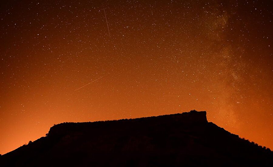 Geçtiğimiz Cumartesi ve Pazar gecesi görüntülenebilen Orionid meteor yağmuru, uygun bölgelere yerleşen fotoğrafçıların harika görüntüler elde etmesini sağladı. 
