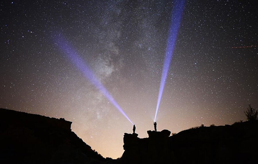 Halk arasında "yıldız kayması" şeklinde de bilinen meteor yağmuru, Manisa'daki "Peri Bacaları Tabiat Parkı'nda" da anlık takip edildi. 

