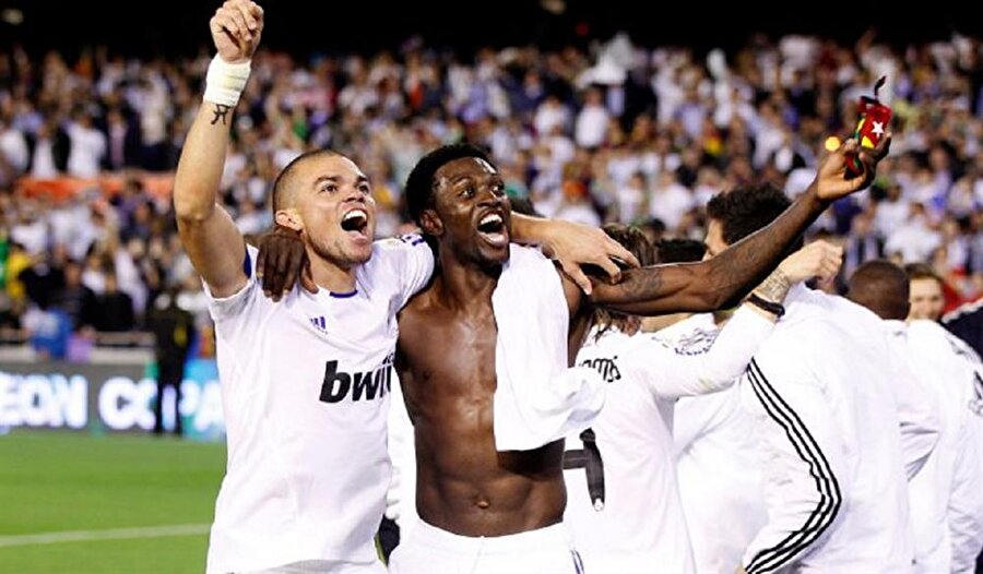 Adebayor'dan Pepe'ye imalı mesaj: "Vurmak yok Pepe"