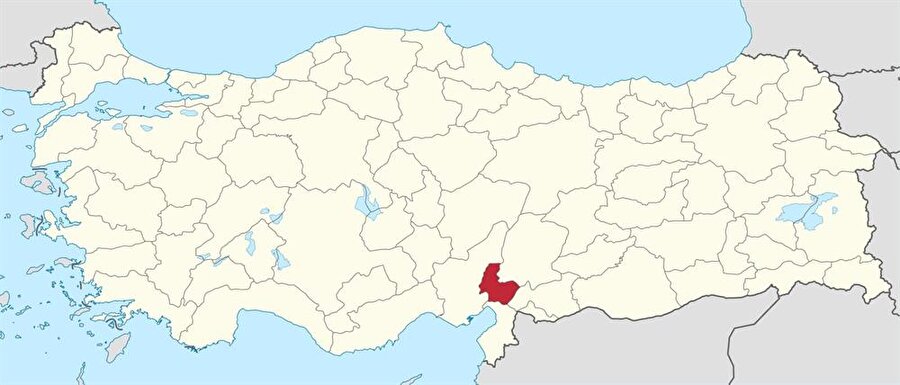 Osmaniye

                                    
                                    
                                    
                                    İl olmadan önce Adana ilimize bağlı olan Osmaniye 3 Kasım 1996 tarihinde yapılan mahalli idareler ara seçimleri öncesinde, il olması gündeme gelmiş ve TBMM’de 23 Ekim 1996 tarihinde yapılan oylamada il olması karara bağlanmıştı. Osmaniye Türkiye'nin 80. ili olmuştur. Osmaniy'nin nüfusu yaklaşık 530 bindir.
                                
                                
                                
                                