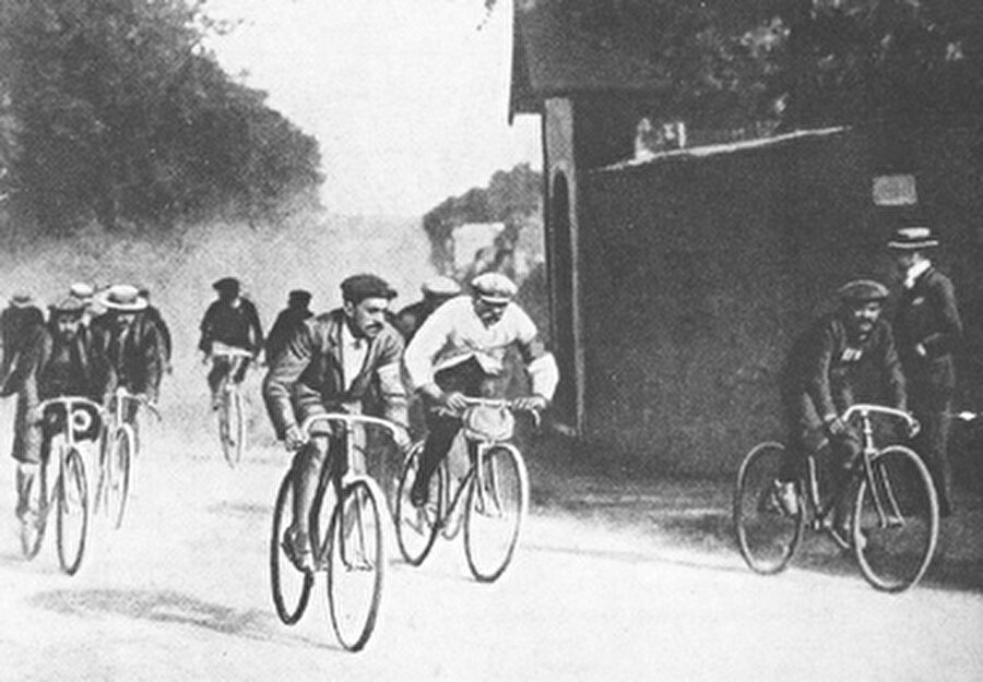 
                                    
                                    
                                    Tour de France, 1903 yılında düzenlenmeye başladı. 
                                
                                
                                