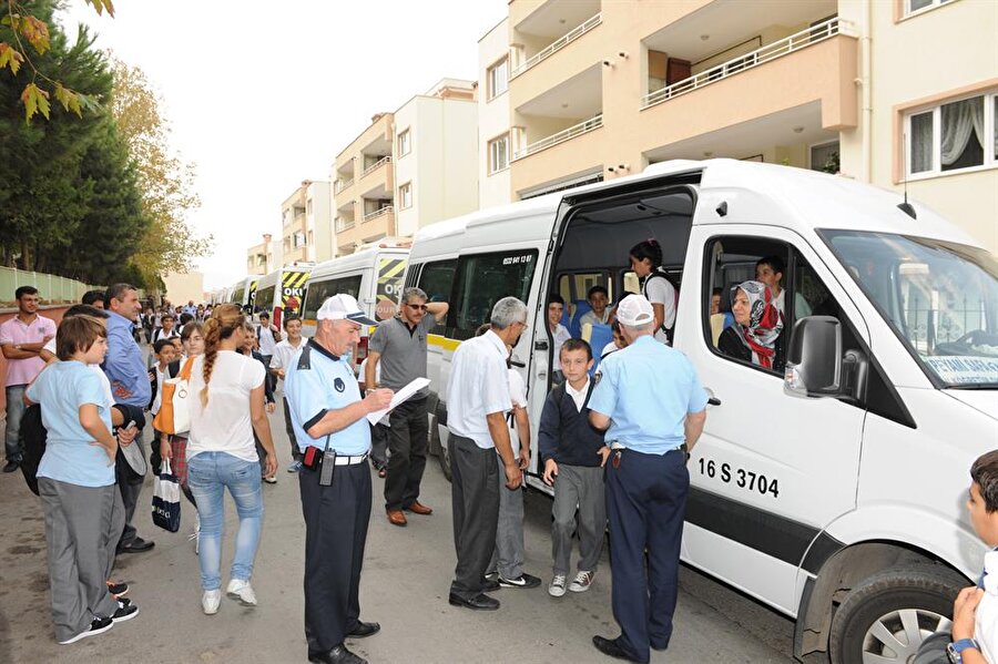 Okul servislerinde yeni düzenlemenin detayları açıklandı

                                    4 Bakan Okul Servis Yönetmeliğine ilişkin detayları paylaştı. Basın açıklamasında şoföre hekimden her yıl rapor şartı getirileceği ve denetim görevinin İçişleri Bakanlığı'nda olacağı belirtildi. 

  
- Araç takip sistemi zorunlu hale getirildi. 
  
- Şoföre hekimden her yıl rapor şartı getirildi. 
  
- Denetim için komisyonlar kuruldu. 
  
- Komisyonda öğretmen ve veliler olacak. 
  
- Denetim görevi İçişleri Bakanlığı'nda olacak. 
  
- Kovuşturma ve soruşturmalar şoförlüğe engel sayılacak. 
  
- Araçlarda bulundurulacak personelin eğitimi, Milli Eğitim Bakanlığı'nca yerine getirilecek.     - Üç noktalı emniyet kemeri ve sensörlü koltuk zorunlu hale getirildi.
                                