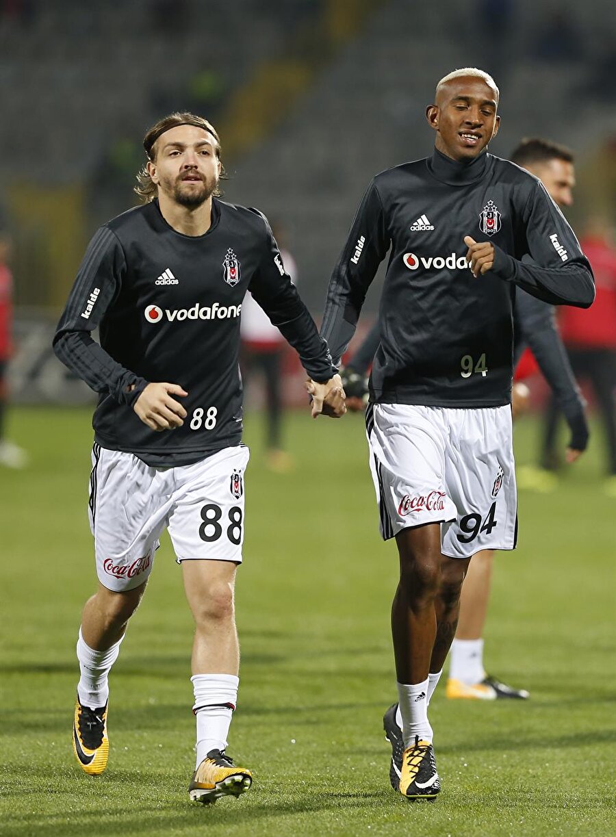 Caner Erkin kaç maç ceza alacak?

                                    Süper Lig’in 9. haftasında Beşiktaş ile Medipol Başakşehir 1-1 berabere kaldı. Karşılaşmanın sonucundan daha çok futbolseverler Caner Erkin’in hakem Mete Kalkavan’a ettiği küfrü konuşuyor. Mücadelenin 87. dakikasında Caner Erkin, hakem Mete Kalkavan’a son derece ağır bir küfür sarf etti.Karşılaşmanın ardındansa sosyal medya bu görüntüyle çalkalandı. Şimdi ise akıllarda “Caner Erkin kaç maç ceza alacak?” sorusu yankılanmaya başladı. Futbol otoriteleri Caner’in en az iki maç ceza alması gerektiğini savunuyor.
                                