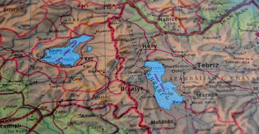 2-	Türkiye-İran sınırı

                                    Van Gölü ile Urmiye Gölü'nün su toplama havzalarını birbirinden ayıran su bölüm çizgisi, Türkiye-İran sınırıdır.
                                