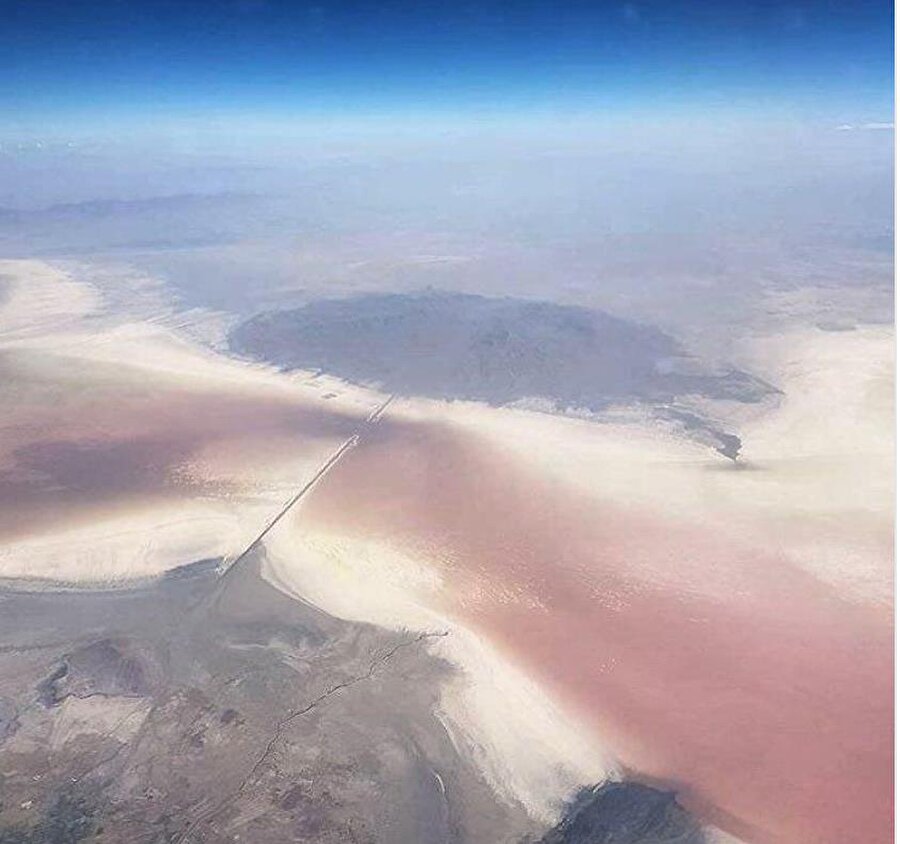 9- Gölün kurumasının sonuçları
Gölün kuruması ile ortaya çıkacak tuz kütleleri, toz bulutları ile komşu havzalara taşınarak, çevrede yer alan su ve toprak kaynaklarına zarar verebilecektir. Ayrıca, gölün kuruması İran ve komşu ülkelerinde ekonomik, ekolojik, hidrolojik dengesini bozacaktır. Gölün kurtarılması için yapılan öneriler kıyıdaş ülkelerinde su kaynaklarını etkileyeceği için, gölün hidrolojik ve ekolojik sorunu komşu ülkelerin ilişkilerini de etkileyen bir duruma gelecektir.