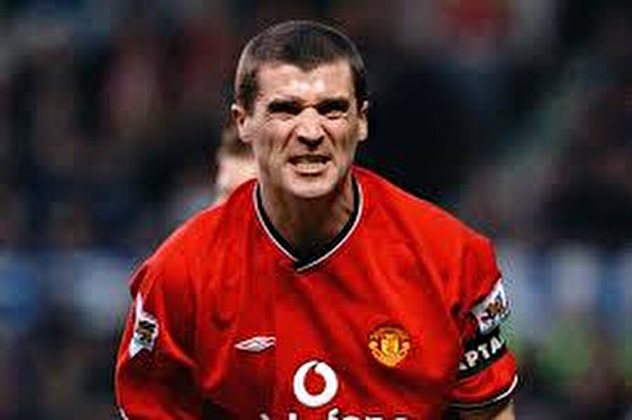 ROY KEANE - FERGUSON, SNOOKER OYNAMAYA DAVET EDİNCE
1993'te Nottingham Forest forması giyen İrlandalı orta saha oyuncusu Roy Keane, Blackburn'e imza atmak üzereydi. Evinin telefonu çaldı ve Manchester United Menajeri Sir Alex Ferguson onu evine davet etti. Keane ile snooker oynayan Ferguson, iki arada bir derede imzayı da aldı.