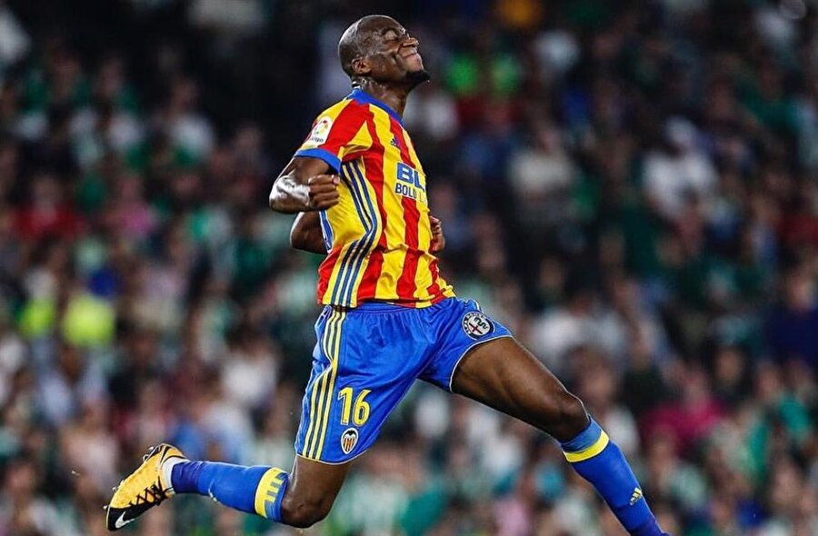 Kondogbia tarihe geçiyor! 5 yıl sonra kart cezasını çekecek