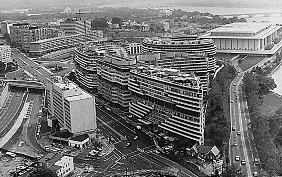 Watergate, ABD'nin başkenti Washington'da ofis ve konutlardan oluşan bir sitenin adından geliyor. Skandal, Haziran 1972'de Watergate sitesinde, Demokrat Parti'ye bağlı Demokratik Ulusal Komitesi'nin (DNC) ofislerine dinleme cihazı yerleştirmeye çalışan beş kişi yakalanmasıyla ayyuka çıktı.
Nixon'ın dinletmek istediği Demokrat Parti'ye bağlı DNC'nin bulunduğu Watergate sitesi