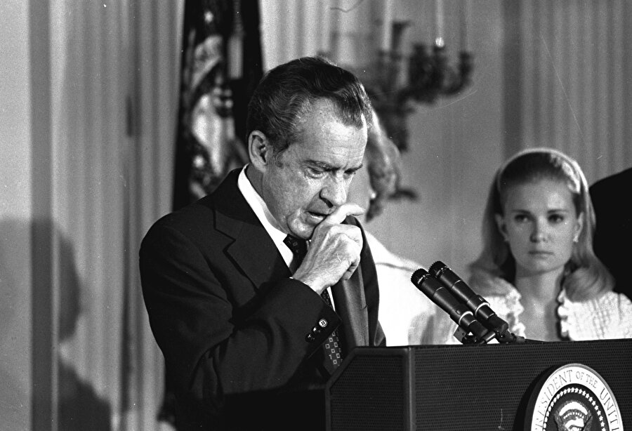  Nixon, olayı araştırması için Adalet Bakanı Richardson'ı, Bakan da özel savcı Cox'u görevlendirdi.

                                    
                                    
                                    
                                    
                                    
                                    
                                    
                                    
                                    
                                    
                                    Başkan Nixon, Watergate skandalı sonrası ilk kez konuşuyor.
                                
                                
                                
                                
                                
                                
                                
                                
                                
                                
                                