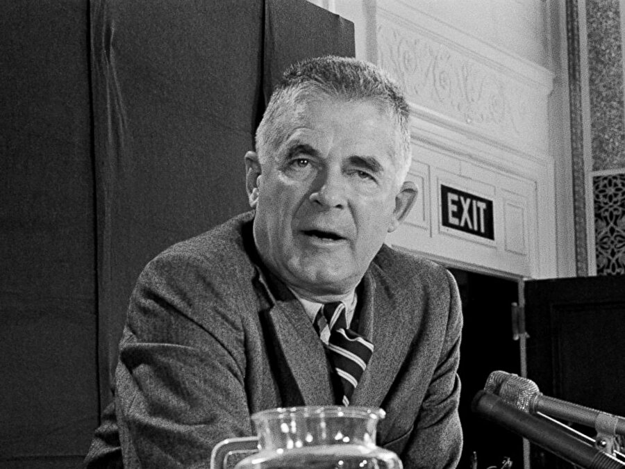 Özel Savcı Archibald Cox, Beyaz Saray'da Başkan'ın bütün konuşmalarının teybe alındığını öğrenerek bu bant kayıtlarının kendisine verilmesini isteyince Yüksek Mahkeme'ye başvuruldu.
Özel Savcı Archibald Cox