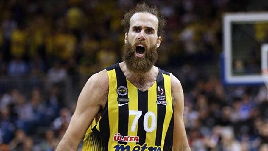 Oturduğu binada yangın çıkan Datome, hayatını zor kurtardı!