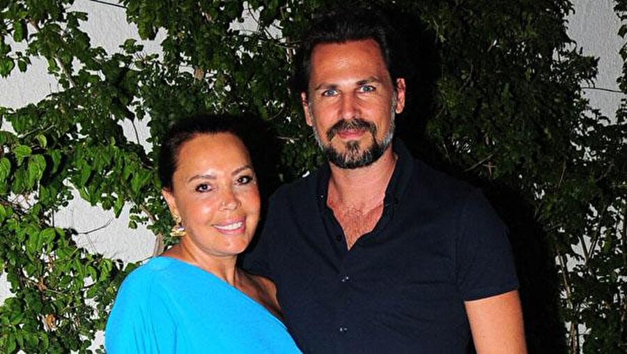 Beyin ölümü gerçekleşti!
Onur'un yattığı hastaneden "18 Ekim 2017 tarihinde ani gelişen masif akciğer embolisi tanısıyla hastanemize gelen ve yoğun bakımda tedavi altına alınan Sayın Manolya Onur'un beyin ölümü gerçekleşmiştir" açıklaması yapıldı.