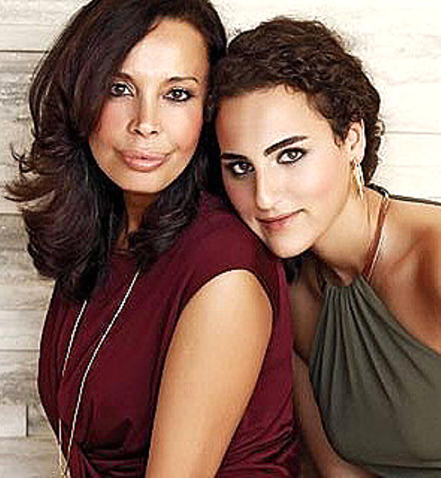 Evliliğinden bir kızı var
Evliliğinden bir kızı olan Onur, eski eşinden 2006'da 5 milyon dolar tazminat kazanır; ancak paranın tamamını alamaz.