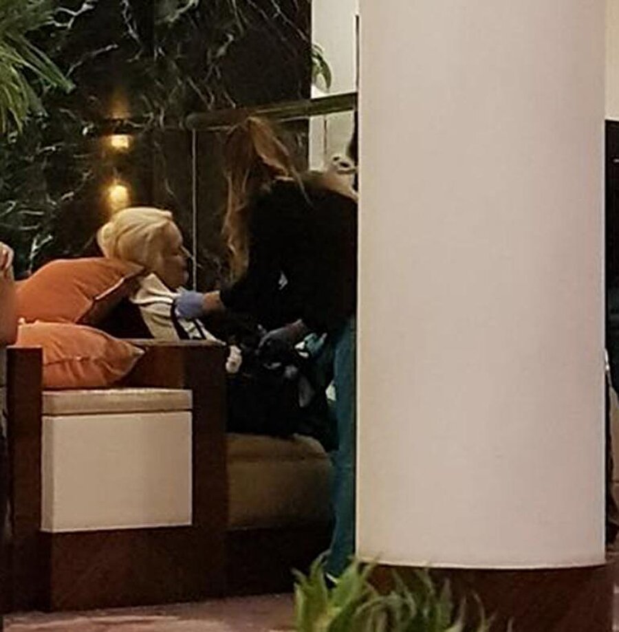 Çevredekilerin yardımıyla müdahalede bulunulan Suzan Avcı, bu müdahaleden kısa bir süre sonra kendine geldi.
Kaynak: Hürriyet