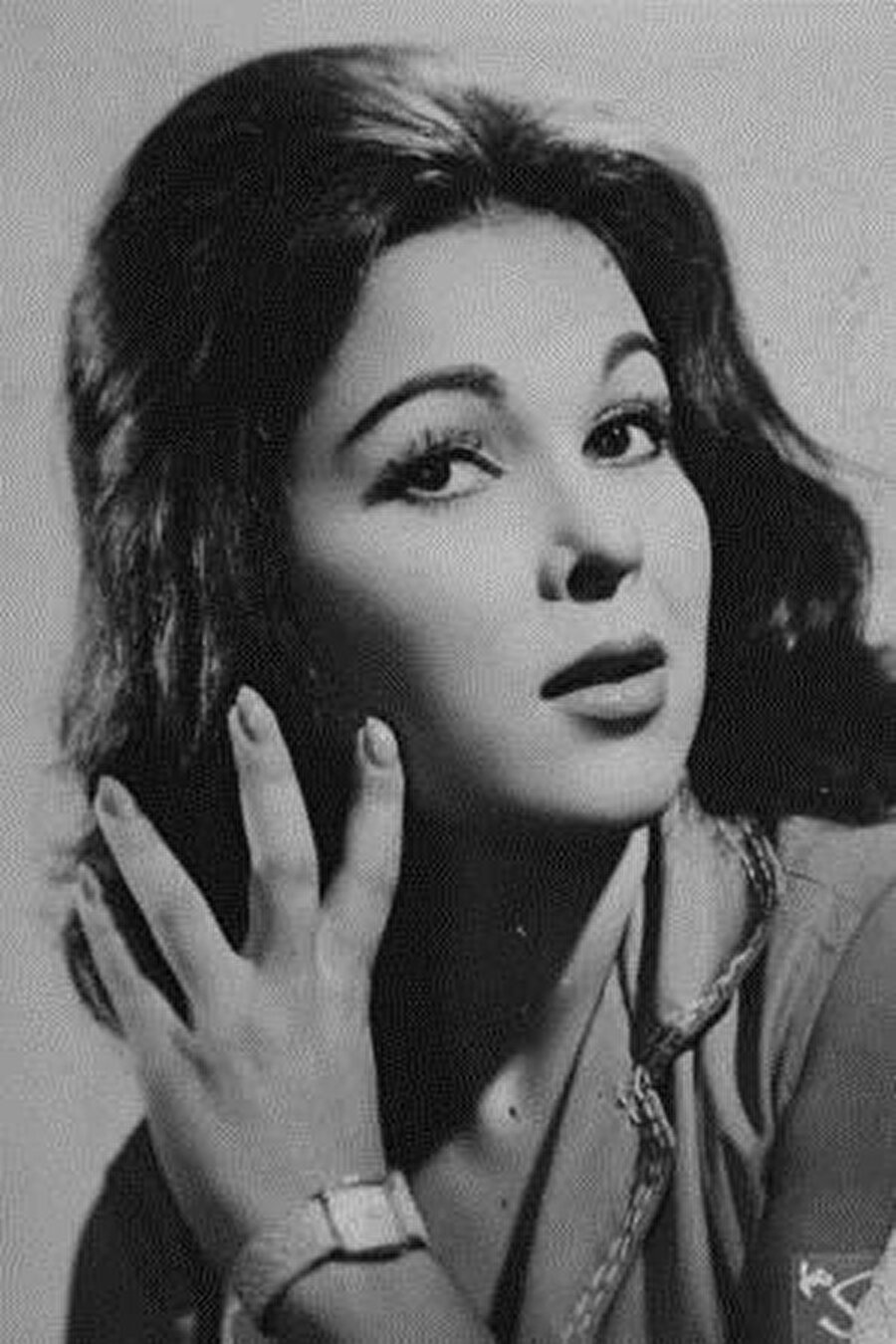 Suzan Avcı kimdir?
25 Eylül 1937 tarihinde Suzan Bizavcı ismiyle dünyaya geldi. 1950 senesinde Yıldız dergisinin açtığı yarışmayla ilk 1.'liğini aldı, 2. girişinde ise yarışmadan 3.'lük ile ayrıldı ve tiyatro oyunculuğuna başladı. Devam eden süreçte ise sinema oyunculuğuna başladı ve beyaz perdenin en ünlü kötü kadın karakteri oyuncusu oldu.