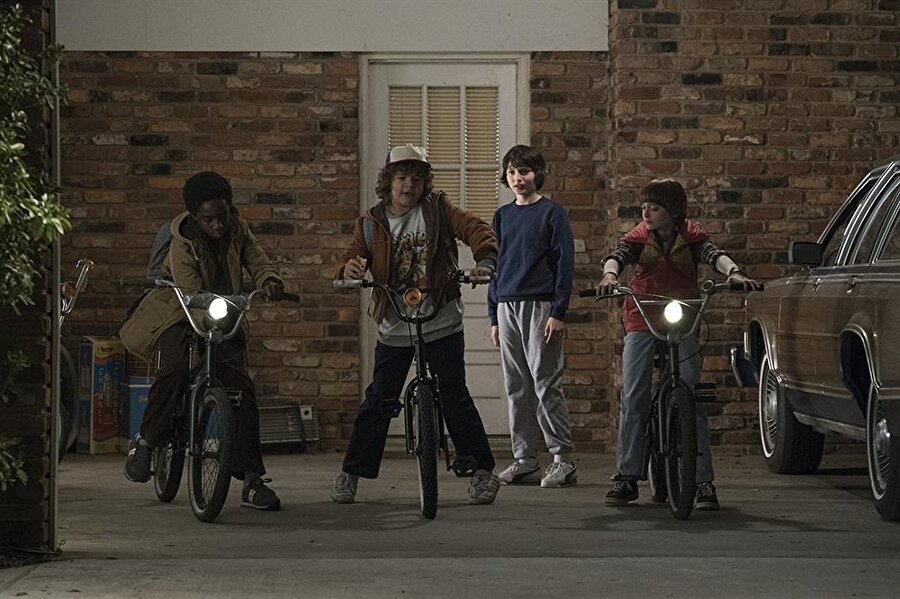 
                                    
                                    
                                    Stranger Things özellikle biz yetişkinler için gerçek bir velinimet değerinde. Çocukluk günlerimizi hatırlayıp, aynı zamanda ilginç heyecanlarla dolu yepyeni bir evrene giriş yapmamızı sağlıyor. Hatıraları dalıp insanları afacanlıklara götürmede adeta bir dünya markası!
                                
                                
                                