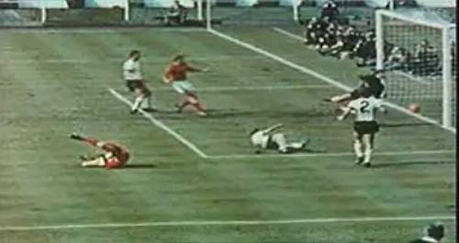1966 Dünya Kupası Finali - İngilizlerin golü1966 Dünya Kupası Finalin'de İngiltere ile Batı Almanya karşı karşıya geliyordu. Uzatmaya giden finalde maçta hat-trick yapan İngiliz Hurst'un vurduğu şut önce üst direğe sonrasında ise çizgiye çarpar. Sonrasında Alman oyuncu topu kornere gönderir. Sovyet yan hakem ise bir anlık tereddütün ardından orta sahaya doğru koşmaya başlar ve golü verir. Almanlar şoktadır. 101.dakikada gelen bu gol (topun tamamının geçmediği net bir şekilde görülebiliyor) Almanları psikolojik olarak oyundan düşürür ve devamında skor 4-2 olur ve kupa İngilizlere gider.