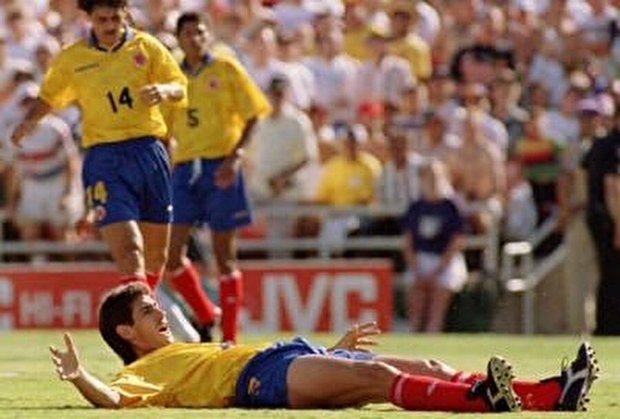 1994 Dünya Kupası - Escobar cinayeti1994 Dünya Kupası grup maçında henüz 27 yaşında olan Andres Escobar her savunmacının yapabileceği bir hatayı yapıyor ve kendi kalesine gol atıyordu.Fakat bu gol ülkesi Kolombiya'nın favori olarak gösterildiği gruptan çıkamamasına sebep oldu. Dünya Kupası sonrası akraba ziyareti için ABD'de kalan Escobar, bir gece arkadaşlarıyla eğlendikten sonra otoparka indiğinde üç kişinin silahlı saldırına uğradı ve arkadaşlarının hastaneye kaldırmasına rağmen hayatta kalamadı. Escobar'ın cenazesine yüz binler katıldı.