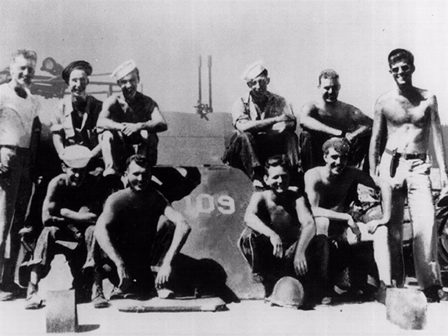 
                                    
                                    
                                    
                                    Donanmada PT-109 botunda görevdeyken Japonların saldırısına uğradılar Kennedy sırtından ciddi bir yara almışken bir denizciyi kurtardı ve sağ kalan diğer askerleri sahile yönlendirerek hayatta kalmalarını sağladı.
                                
                                
                                
                                