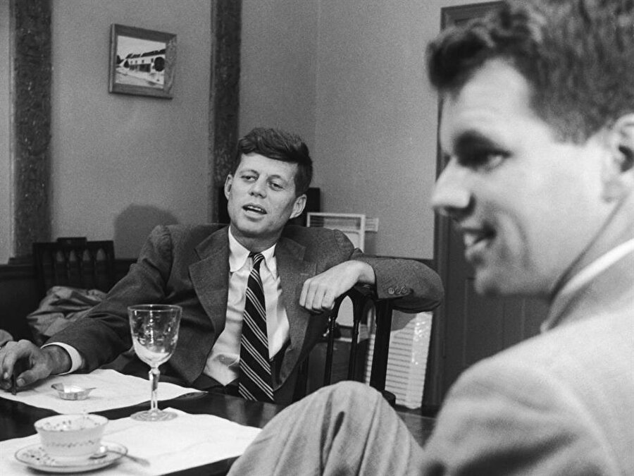 İlk adımlar

                                    
                                    
                                    
                                    
                                    Küçük kardeşi Robert’i seçim kampanyasının başına getirdi ve önce ABD Temsilciler Meclisine sonrasında Kongreye ve Senatoya girmeyi başardı.
                                
                                
                                
                                
                                