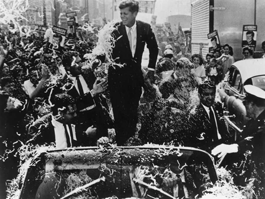 Siyasi hayatı

                                    
                                    
                                    
                                    
                                    Kennedy ne kongre üyesiyken ne de başkanlık döneminde maaşını hiçbir zaman almayı kabul etmedi.
                                
                                
                                
                                
                                