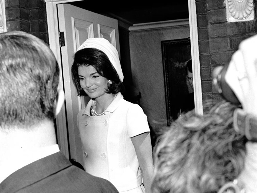 Evliliği

                                    
                                    
                                    
                                    
                                    Jacqueline Bouvier, JFK’İle tanıştığı esnada Washington Times-Herald gazetesi için çalışıyordu.
                                
                                
                                
                                
                                