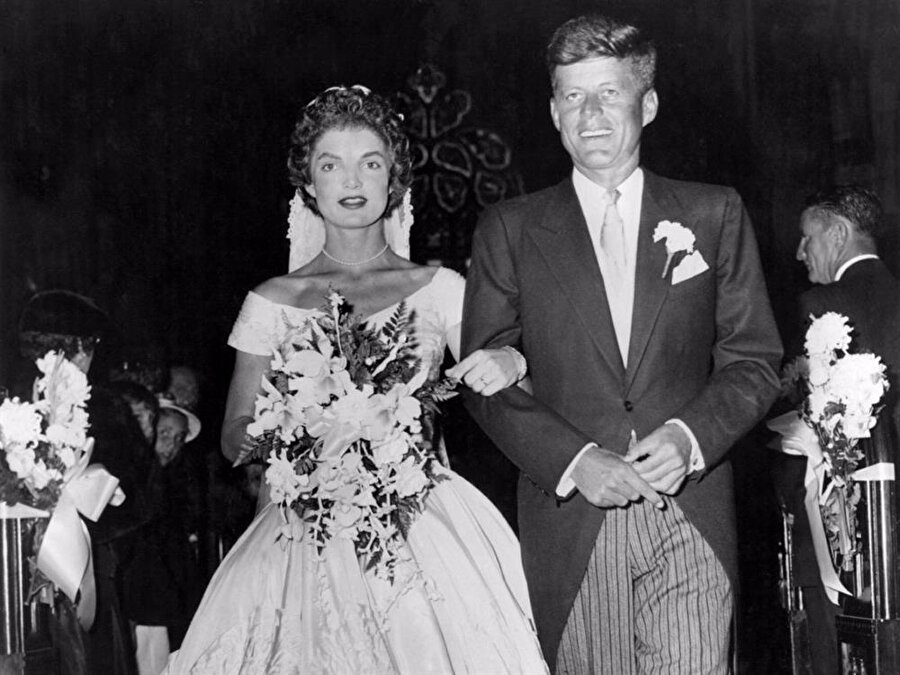 
                                    
                                    
                                    
                                    Söylenene göre JFK bir akşam yemeğinde kuşkonmazın üzerine eğildi ve Jacqueline’ne çıkma teklif etti. Çok geçmeden Rhode Island’da evlendiler.
                                
                                
                                
                                
