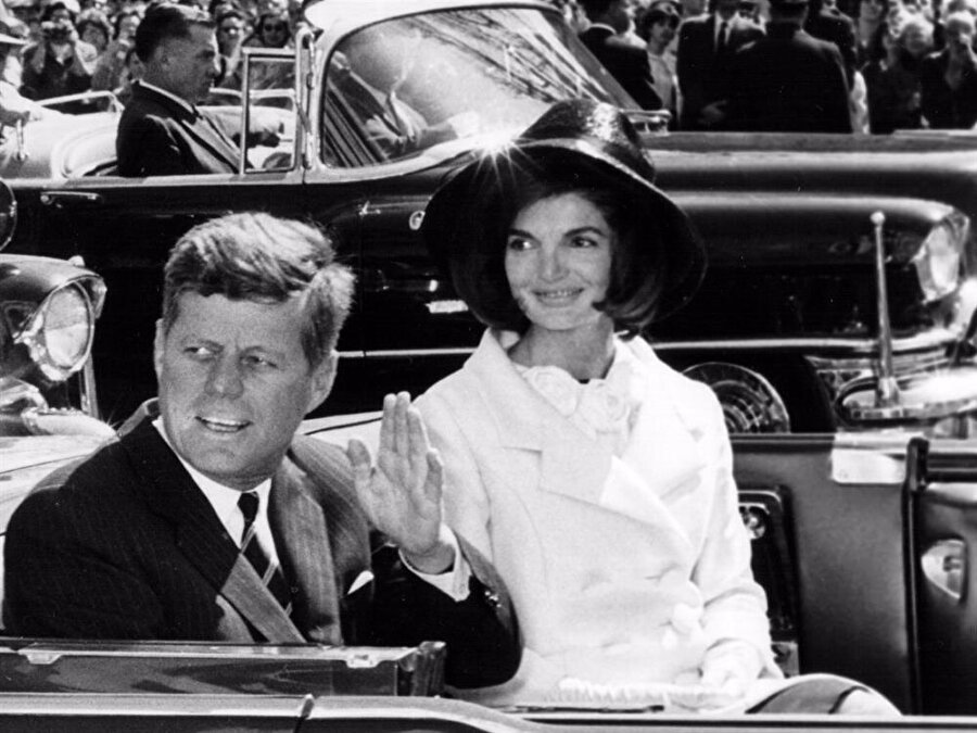 Pulitzerli başkan

                                    
                                    
                                    
                                    
                                    Evliliklerinin ilk dönemlerinde Jacqueline, geçirdiği bir ameliyatı atlatmaya çalışan eşini kitap yazması için cesaretlendirdi. Kennedy kaleme aldığı “Profiles in Courage” kitabıyla 1957’de Pulitzer ödülüne layık görüldü.
                                
                                
                                
                                
                                