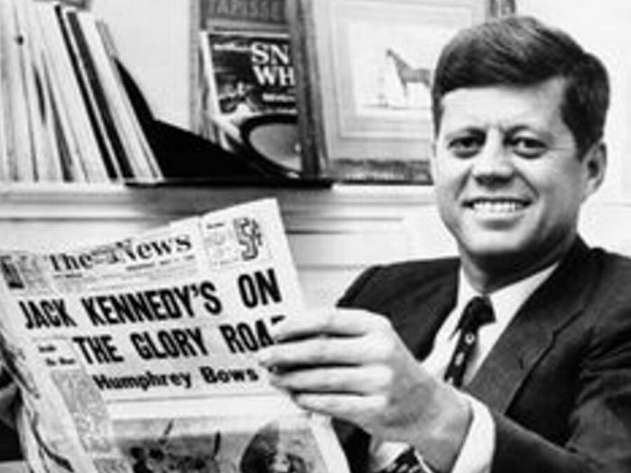 Zirveye adım adım

                                    
                                    
                                    
                                    
                                    Gelecek birkaç sene Kennedy için çok yoğun geçecekti. Çocukları Caroline ve John Jr. 1960’ın ocak ayında dünyaya geldi ardından ABD başkanlığı için aday olacağını açıkladı.
                                
                                
                                
                                
                                