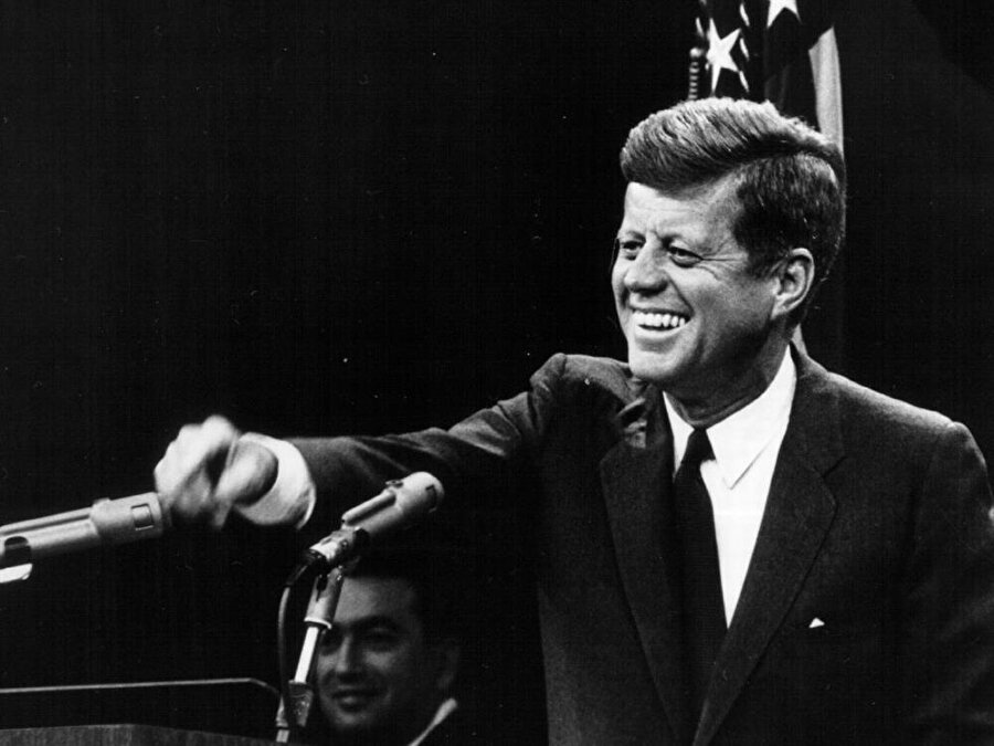 Neden Kennedy?

                                    
                                    
                                    
                                    
                                    Kısa başkanlık süresince ABD siyasetinde kalıcı bir etki bırakmayı başardı. Küba füze krizinde dünyayı nükleer savaşından eşiğinden döndürdü, Soğuk Savaş gerginliğini azalttı, ırkçılığı bitireceğine inandığı İnsan Hakları yasa tasarısını yürürlüğe koydu ve Barış Gönüllüleri hareketini başlattı.
                                
                                
                                
                                
                                
