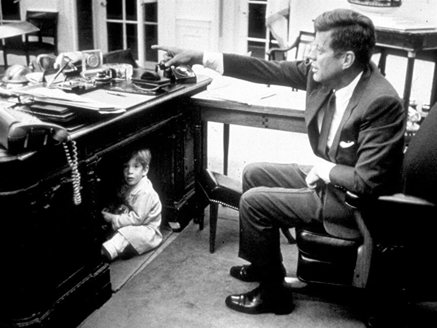 Baba Başkan

                                    
                                    
                                    
                                    
                                    Kennedy ailesi birden ulusal bir değer oldu. Babasının Oval ofisteki masasının altına saklanan John Jr.’ın bir fotoğrafı.
                                
                                
                                
                                
                                