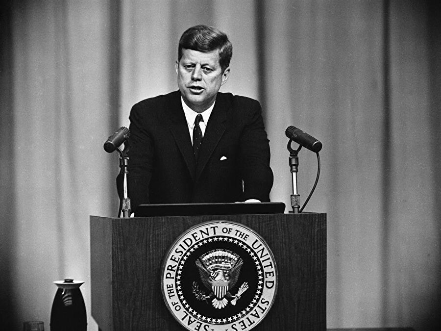 Amerikan rüyası 

                                    
                                    
                                    
                                    
                                    Peki neden üzerinden yıllar geçmesine rağmen Kennedy yılları unutulmuyor? Tarihçiler Kennedy yaşasaydı Amerika’nın çok farklı bir yer olacağına o kadar ikna olmuşlardı ki bu fikirler Amerikan toplumunu hala etkileyebiliyor.
                                
                                
                                
                                
                                