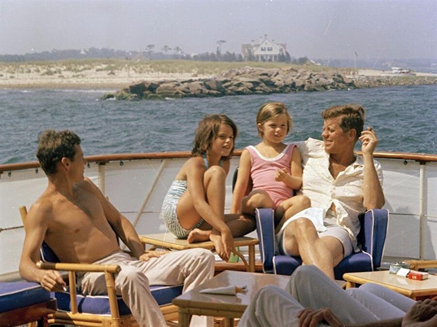 
                                    
                                    
                                    
                                    Yakışıklı genç başkanın romantik hatırası “tutulmayan sözün” özlemi Amerikalıları yıllarca büyüledi.
                                
                                
                                
                                