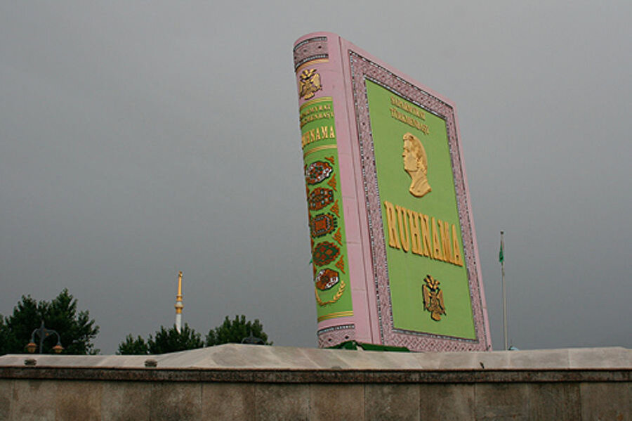 Nevruz dini bayram olarak kutlanır ve ülkenin ilk lideri Türkmenbaşı’nın yazdığı ruhname isimli kitap ‘kutsal kitap’ olarak okullarda okutulmaktadır.

                                    
                                    
                                    
                                
                                
                                