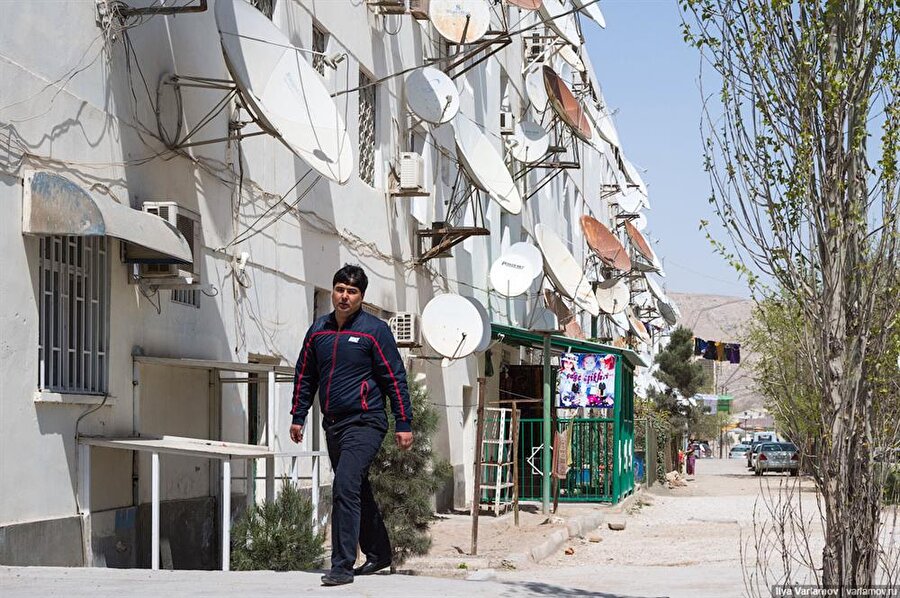 2007 seçimlerinde cumhurbaşkanlığı makamına seçilen Gurbangulı Berdimuhammedov, yemin töreni sırasında gaz, elektrik, su ve tuz gibi maddelerin bedava halka sunulacağını söylemişti. Öyle de oldu.

                                    
                                    
                                    
                                
                                
                                