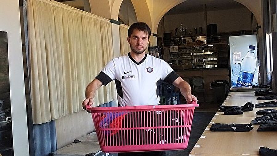 Kulüp de boş durmasın diye onu malzemeci yapıyor.

                                    
                                    
                                    
                                    
                                
                                
                                
                                